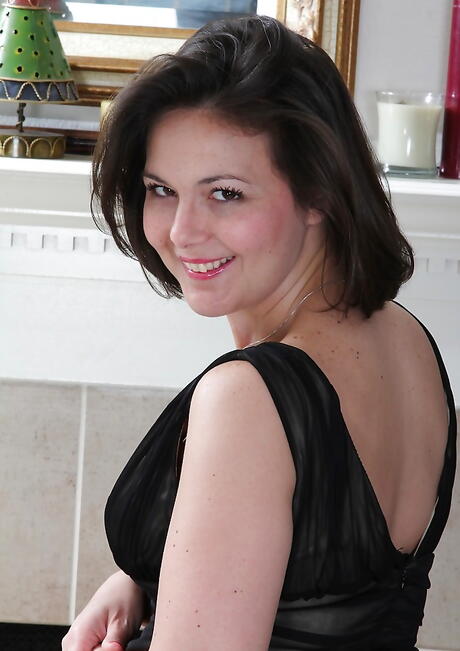 Sexy milf Penny Prite in sexy lingery show some foot fetish 