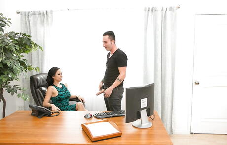 Alluring american milf Kimmy Lee in xxx hardcore scene in office